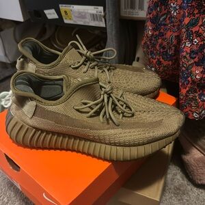 Yeezy 6.5 Y or women’s 8!